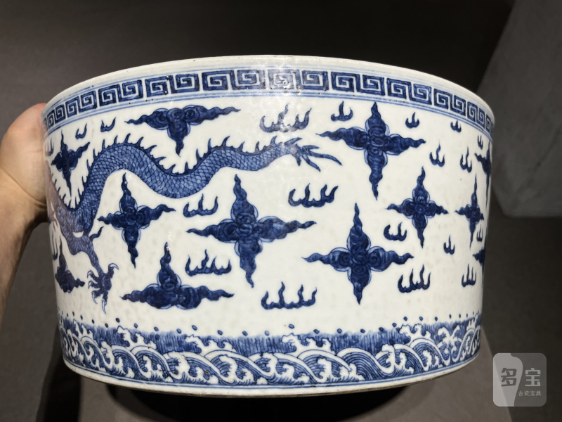 明嘉靖青花外双龙戏珠五爪龙纹内鱼藻纹缸 - 图4